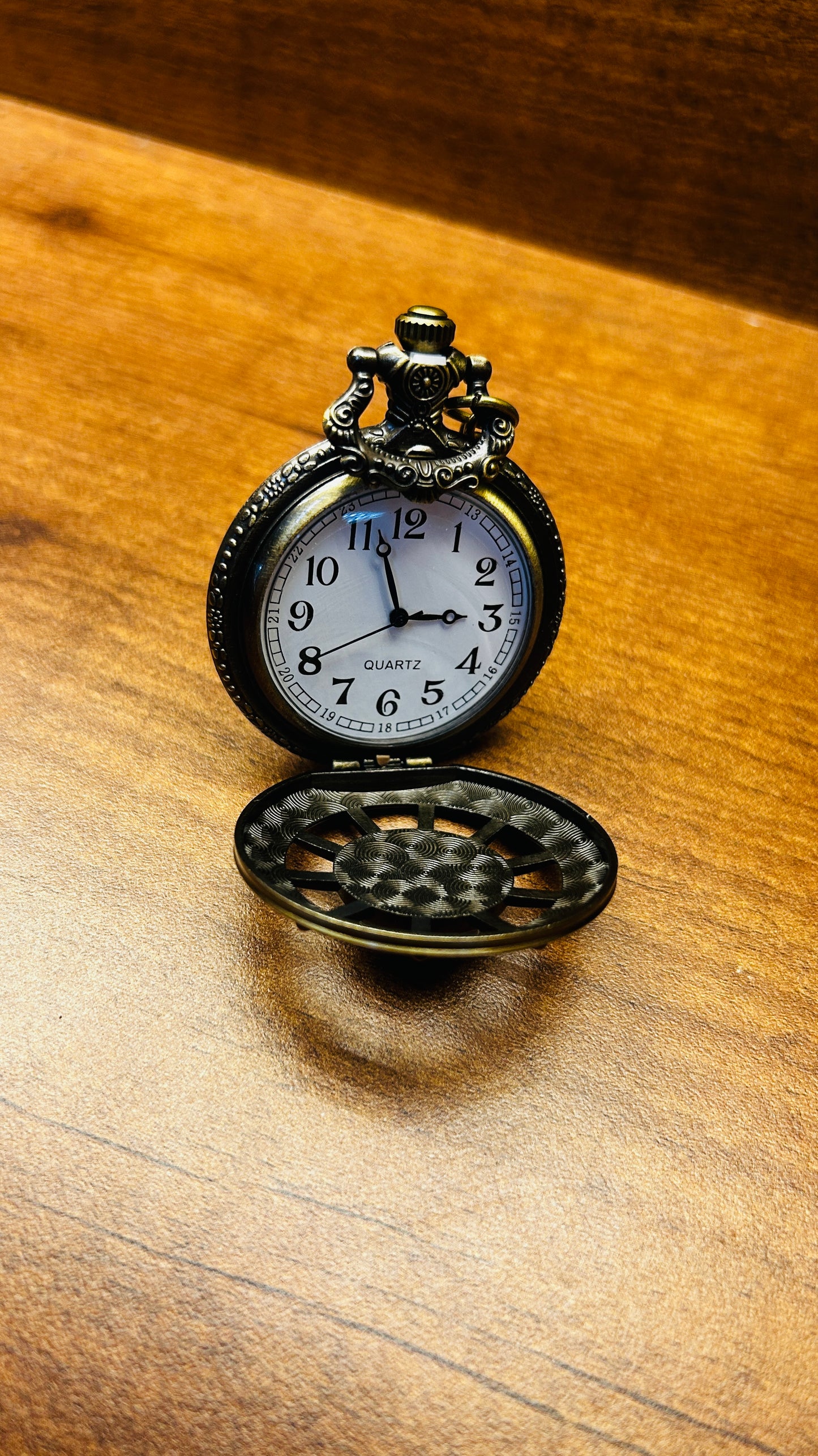 Vintage Themed Pocket Watches – Timeless Charm with 15 Unique Designs